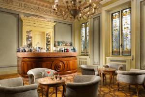 
De lounge of bar bij Villa Cortine Palace Hotel
