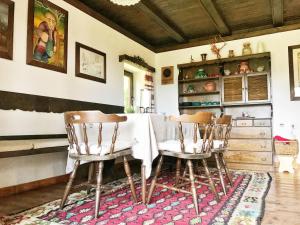 una sala da pranzo con tavolo e 4 sedie di Peaceful Nature Cabin Jolly a Mozirje