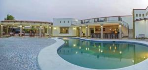 a large swimming pool in front of a building at Hotel Frontera in Ocotal