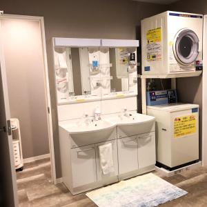 a bathroom with a sink and a washing machine at ゲストハウス888 女性専用ドミトリー in Osaka