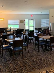 Spicer的住宿－GrandStay Hotel & Suites，用餐室配有桌椅