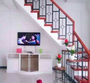 ブトゥアンにあるDiodeth's Holiday Apartmentsのリビングルーム(テレビ付)が備わります。 +2枚の写真