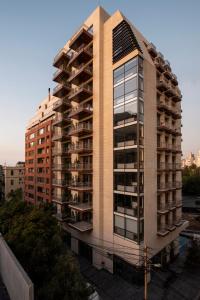 een hoog gebouw met veel balkons erop bij ZUR Studios and Suites in Beiroet