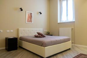 - une chambre avec un lit dans une pièce dotée d'une fenêtre dans l'établissement Bilocale vicino Stazione CIR 00015, à Lodi