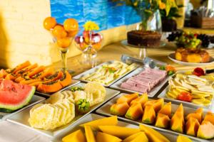 um buffet de diferentes tipos de alimentos em uma mesa em Hotel Marinas em Pipa