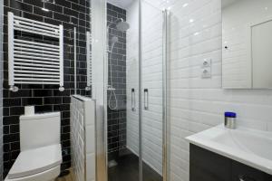ein Badezimmer mit Dusche, Toilette und Waschbecken in der Unterkunft Ever House - ALCALA DIVA 1 ROOFTOP in Madrid + 26 Fotos