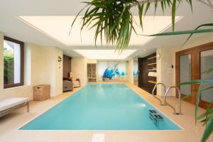 Bazén v ubytování Luxusní prázdninový dům nebo v jeho okolí