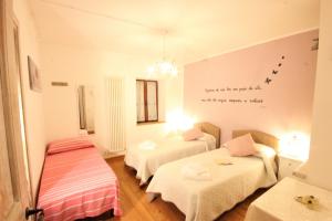 um quarto com duas camas e uma placa na parede em L’ANGOLETTO em San Lorenzo Nuovo