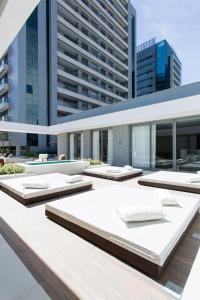 een gebouw met vier bedden op het dak bij Apartamento top 40m2 Trend 24 Moinhos de Vento in Porto Alegre