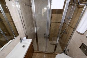 イスタンブールにあるBGuest Hotel & Residenceのバスルーム(シャワー、トイレ、シンク付)