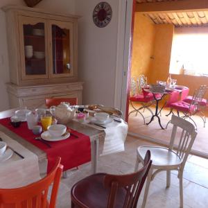 Maison d'hôtes Une hirondelle en Provence的酒水