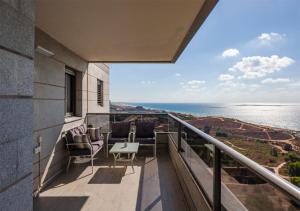 En balkong eller terrasse på Oַ&O Group- Mini Penthouse 3BR Sea View Bat-Yam