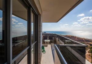 En balkong eller terrasse på Oַ&O Group- Mini Penthouse 3BR Sea View Bat-Yam