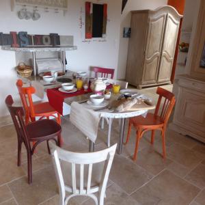 Maison d'hôtes Une hirondelle en Provence的厨房或小厨房