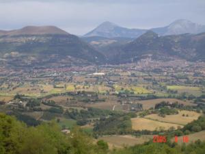 Blick auf ein Tal mit Bergen im Hintergrund in der Unterkunft Agriturismo Countryhouse Le Giare in Gubbio