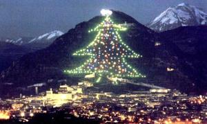 Un árbol de Navidad en la cima de una montaña por la noche en Agriturismo Countryhouse Le Giare, en Gubbio
