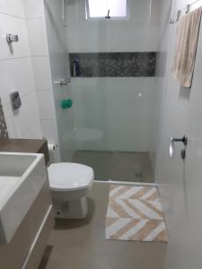 ein Badezimmer mit Toilette, Waschbecken und Dusche in der Unterkunft Balneário Camboriú in Balneário Camboriú