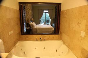 Et badeværelse på Los Mandarinos Boutique Hotel & Spa