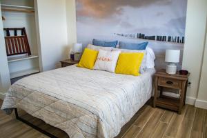 um quarto com uma cama com almofadas amarelas e azuis em Point Arena Lighthouse em Point Arena