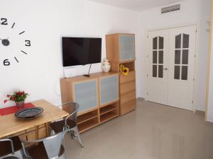 TV a/nebo společenská místnost v ubytování Lovely, Quiet Downtown-Beach w Balcony