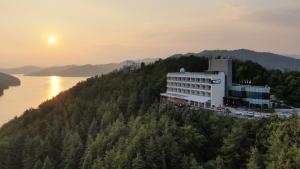 Et luftfoto af Asia Lakeside Hotel