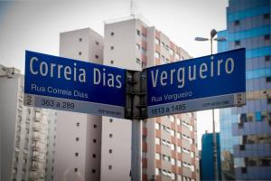 zwei blaue und weiße Straßenschilder in einer Stadt in der Unterkunft Tapera Hostel in São Paulo