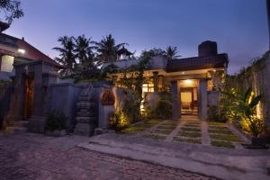 Una casa de noche con las luces encendidas en Alam Grigis Ubud, en Ubud
