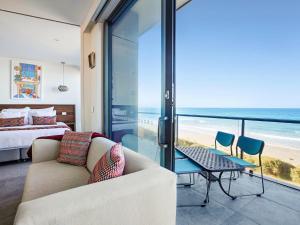 1 dormitorio con cama y vistas al océano en Aqua Mist Penthouse en Port Fairy