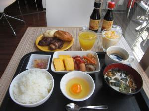 高崎高崎1-2-3酒店的包括米饭、鸡蛋和饮料的食品托盘