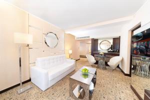Postel nebo postele na pokoji v ubytování Regal Kowloon Hotel