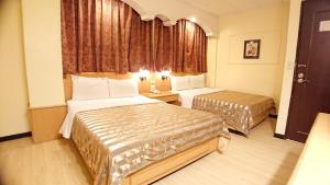 嘉義市的住宿－義興旅館，酒店客房设有两张床和窗户。