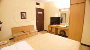 Giường trong phòng chung tại Yes Hotel