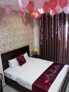 سرير أو أسرّة في غرفة في Minh Khue Hotel