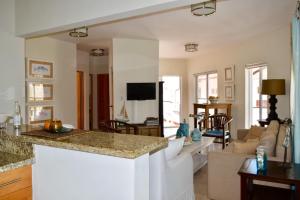 Una televisión o centro de entretenimiento en Amazing Views 2BR @CadaquesCaribe Bayahibe
