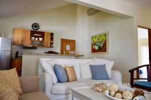 sala de estar con sofá blanco y mesa en Amazing Views 2BR @CadaquesCaribe Bayahibe en Bayahibe