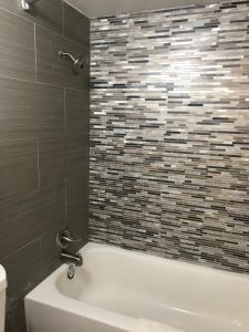 Ένα μπάνιο στο Americas Best Value Inn Bowie +20 φωτογραφίες