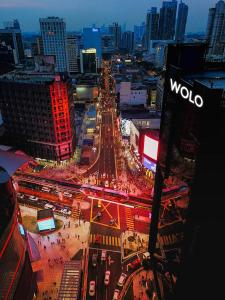 クアラルンプールにあるWOLO Kuala Lumpurの交通量の多い夜の街並み