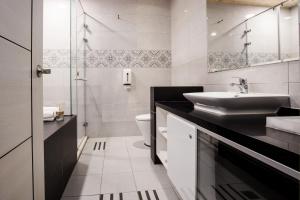 ein Bad mit einem Waschbecken und einem WC in der Unterkunft Duo Romance Hotel in Hualien