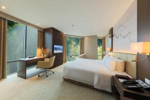 Giường trong phòng chung tại Grand Vista Hanoi
