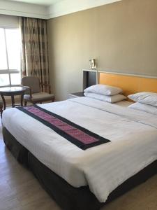 Postel nebo postele na pokoji v ubytování Tonkoon Hotel