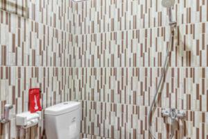 A bathroom at RedDoorz near Jogja National Museum