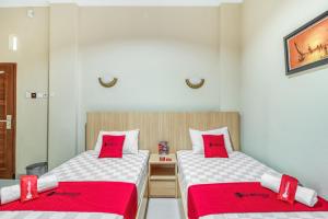 A bed or beds in a room at RedDoorz near Jogja National Museum