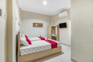 A bed or beds in a room at RedDoorz near Jogja National Museum