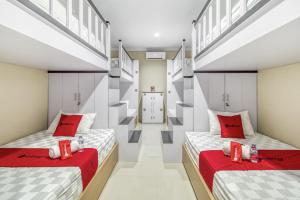 A bed or beds in a room at RedDoorz near Jogja National Museum
