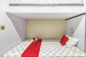 A bed or beds in a room at RedDoorz near Jogja National Museum