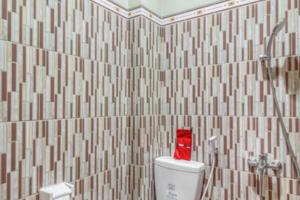 A bathroom at RedDoorz near Jogja National Museum