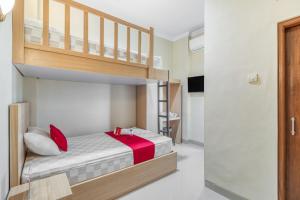 A bed or beds in a room at RedDoorz near Jogja National Museum