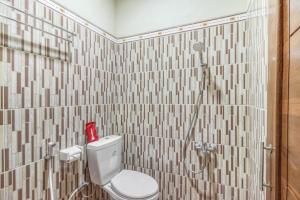 A bathroom at RedDoorz near Jogja National Museum