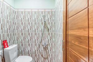 A bathroom at RedDoorz near Jogja National Museum