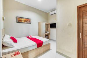 A bed or beds in a room at RedDoorz near Jogja National Museum